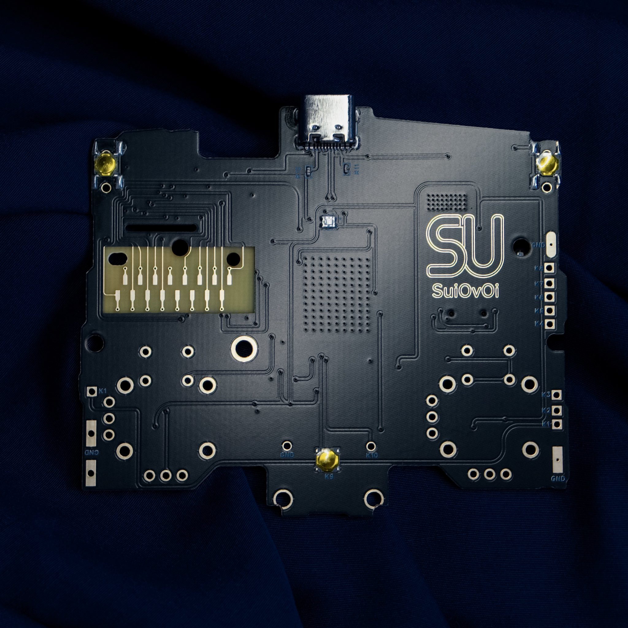 SuiOvOi controller circuit board with USB-C connector and gold contacts